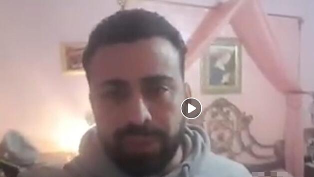 Luca Franzese vor dem Bett mit seiner toten Schwester Teresa: Sein Video-Hilferuf aus der Coronavirus-Quarantäne erschüttert zutiefst. "Italien hat uns allein gelassen", sagt er. Bild: Facebook/Screenshot