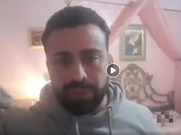 Luca Franzese vor dem Bett mit seiner toten Schwester Teresa: Sein Video-Hilferuf aus der Coronavirus-Quarantäne erschüttert zutiefst. "Italien hat uns allein gelassen", sagt er. Bild: Facebook/Screenshot