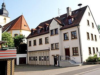 Die Notwendigkeit eines neuen Feuerwehrhauses ist unbestritten. Der Marktgemeinderat hörte sich jetzt die Vorstellungen der Feuerwehrführung zum geplanten Standort an. Bisher muss sich die Feuerwehr Rentweinsdorf noch auf das Kellergeschoss im alten Rathaus beschränken.