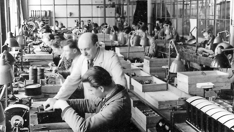 Bis zum Bau von größeren Anlagen und Bürokomplexen wurde in Erlangen noch in provisorischen Fertigungsräumen (Bild um 1946) produziert. Sie legten in der Nachkriegszeit den Grundstein für den Aufstieg Erlangens zur "Siemens-Stadt", aus der der Technologiekonzern nicht mehr wegzudenken ist.  Foto: Siemens Archiv
