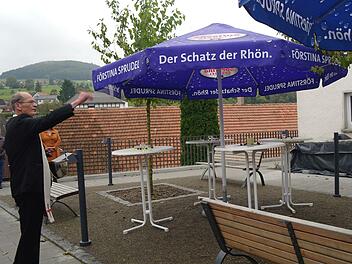 Pfarrer Hans Thurn spendet den kirchlichen Segen.