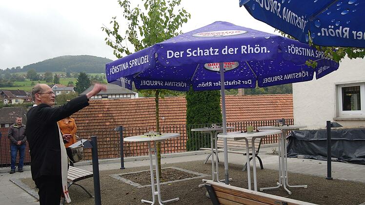 Pfarrer Hans Thurn spendet den kirchlichen Segen.