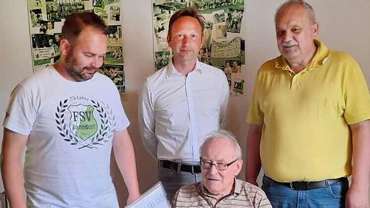 Seit 70 Jahren ist Waldemar Backer Mitglied beim FSV und sein Sohn Norbert Backer wurde an dem Ehrenabend zum Ehrenvorsitzenden ernannt. Von links Vorsitzender Tino Fischer, Bürgermeister Robert Bosch und Ehrenvorsitzender Norbert Backer und vorne...