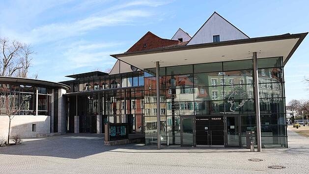 Das Bild zeigt das moderne Geb&auml;ude des ETA Hoffmann Theaters in Bamberg mit einer Glasfassade und angrenzenden Strukturen.