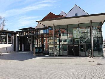 Das Bild zeigt das moderne Gebäude des ETA Hoffmann Theaters in Bamberg mit einer Glasfassade und angrenzenden Strukturen.