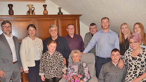 Gratulation zum 90. Geburtstag von Betti Schramm (vorne mit Blumen) im Familienkreis. Mit im Bild Bürgermeisterin Angela Hofmann (2. von links).