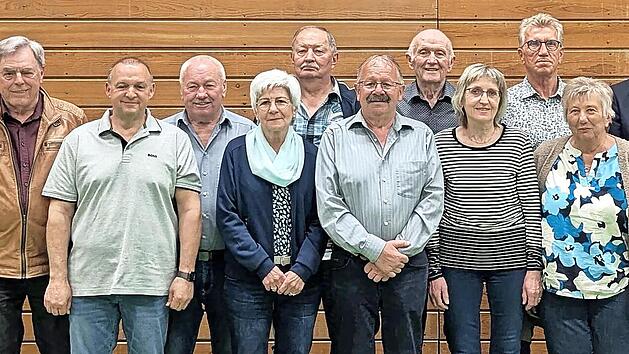 Die geehrten Mitglieder (von links, zusammen mit den Vorst&auml;nden Christoph Adrio und Christof Wigand): Friedel Weigand, Gottfried Mehling, Dieter Klubertanz, Walter Huppmann, Thea Knoblauch, Gerhard Knoblauch, Werner Fella, Anton Friedrich, Christi...