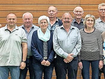 Die geehrten Mitglieder (von links, zusammen mit den Vorst&auml;nden Christoph Adrio und Christof Wigand): Friedel Weigand, Gottfried Mehling, Dieter Klubertanz, Walter Huppmann, Thea Knoblauch, Gerhard Knoblauch, Werner Fella, Anton Friedrich, Christi...