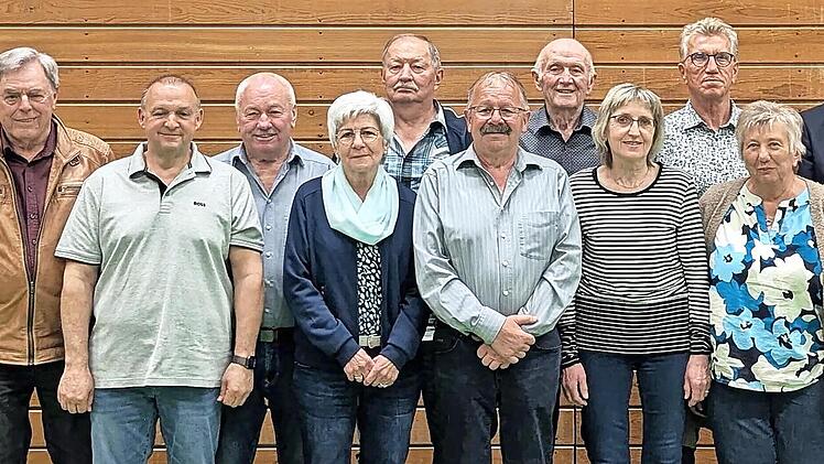 Die geehrten Mitglieder (von links, zusammen mit den Vorst&auml;nden Christoph Adrio und Christof Wigand): Friedel Weigand, Gottfried Mehling, Dieter Klubertanz, Walter Huppmann, Thea Knoblauch, Gerhard Knoblauch, Werner Fella, Anton Friedrich, Christi...
