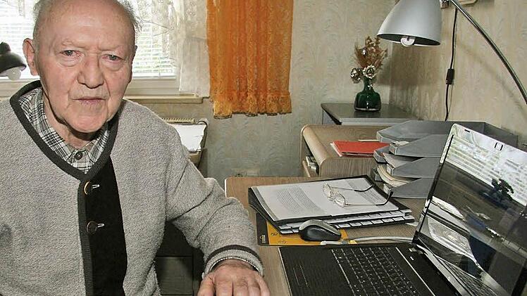 Ernst Sack tüftelt jeden Tag in seinem Büro und pflegt seine eigene Homepageweiherbelueftung.de.