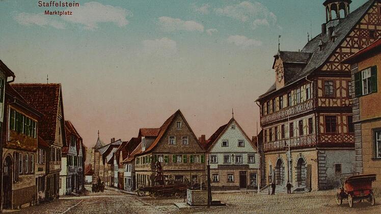 Berbigs Wurstwaren neben dem Rathaus gibt es nicht mehr, hier steht heute die Raiffeisenbank