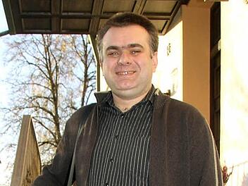 Pfarrer Michal Osak ist begeistert vom Ludwigschorgaster Pfarrhaus und freut sich auf seine neue Aufgabe. Für ihn ist es die erste eigene Pfarrei, die er übernehmen wird - und nebenbei ist er noch für die polnisch sprechenden Katholiken in der ganzen Region zuständig. Foto: Sonja Adam