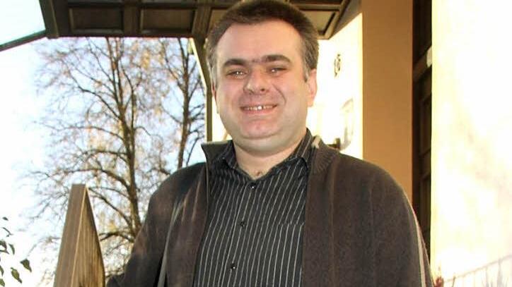 Pfarrer Michal Osak ist begeistert vom Ludwigschorgaster Pfarrhaus und freut sich auf seine neue Aufgabe. Für ihn ist es die erste eigene Pfarrei, die er übernehmen wird - und nebenbei ist er noch für die polnisch sprechenden Katholiken in der ganzen Region zuständig. Foto: Sonja Adam