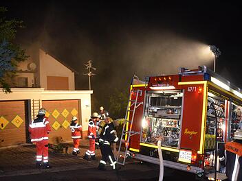Ein brennender Holzstapel sorgte in der Nacht zum Samstag für einen Feuerwehreinsatz in Garitz. Der Stapel gefährdete ein Wohnhaus. Foto: Peter Rauch
