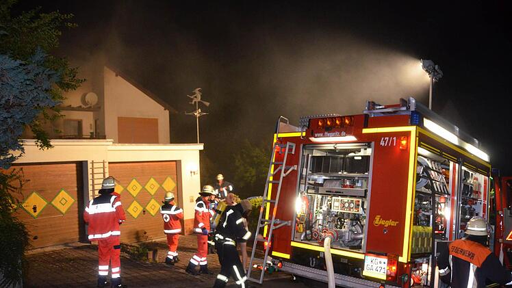 Ein brennender Holzstapel sorgte in der Nacht zum Samstag für einen Feuerwehreinsatz in Garitz. Der Stapel gefährdete ein Wohnhaus. Foto: Peter Rauch