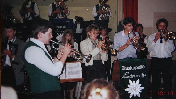 Adelbert Greiner (vorne, links) und seine Musiker von der Blaskapelle "Edelweiß" Tschirn spielten 1989 in Brennersgrün auf.  Foto: privat