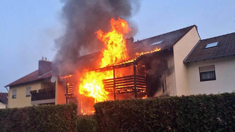 Meterhoch schlugen die Flammen aus dem Dach des Hauses. Foto: privat