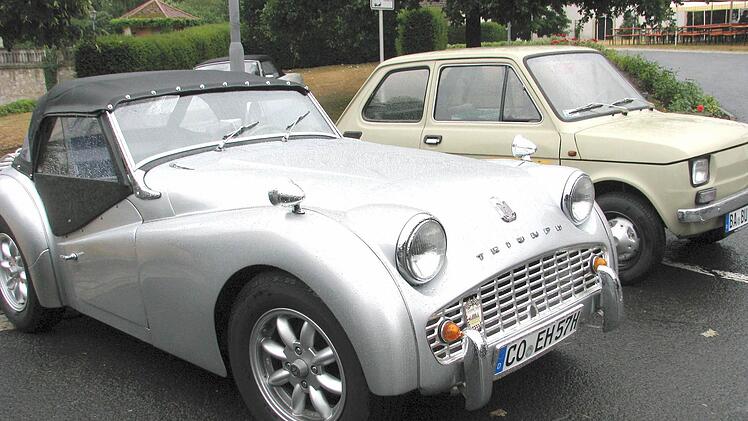 Der Coburger Hartmut Beyersdorfer kam mit seinem Roadster "Triumph TR 3A", Baujahr 1957. Seine Daten: Vier Zxlinder, 2000 Kubikentimer, 100 PS. Nebenan ein Fiat 126 Sport.