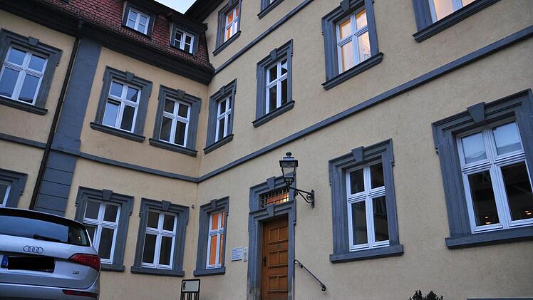 Im kommenden Jahr soll im Innenhof des Rathauses links neben der Treppe ein gläserner Außenaufzug installiert werden. "Dafür werden wir die Mittel im Haushalt einplanen", teilte Bürgermeister Günther Werner in der Sitzung des Seniorenbeirats der Stadt Haßfurt mit. Foto: Ulrike Langer