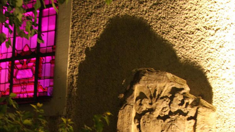 Nicht immer werden Effekte nur durch buntes Licht hervorgerufen, oft genügt schon der Einsatz eines Strahlers.