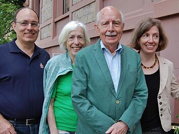 Zu Besuch in der Kindheit: Otto von Kapff (85) mit (von links) Sohn Philipp, Ehefrau Ute und Tochter Cornelia im Dapper'schen Garten  Foto: Sigismund von Dobschütz