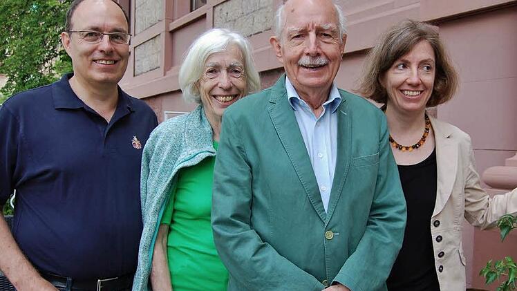 Zu Besuch in der Kindheit: Otto von Kapff (85) mit (von links) Sohn Philipp, Ehefrau Ute und Tochter Cornelia im Dapper'schen Garten  Foto: Sigismund von Dobschütz