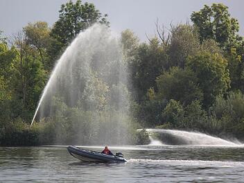 Gemeinsam versuchen Feuerwehr und Wasserwacht am Dienstagnachmittag, den Sauerstoffgehalt des Ebensfelder Badesees zu verbessern. Foto: Matthias Einwag