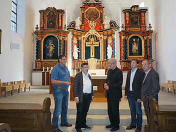 Unter Leitung von Kunstreferent Domkapitular Dr. Jürgen Lenssen wurde die Wallfahrtskirche am Volkersberg saniert; im Bild (von links) Arnold Brust (Pfarrgemeinderat Volkersberg), Dekan Michael Krammer, Dr. Jürgen Lenssen, Architekt Georg Böswald und Klaus Hofmann (Leiter Jugendbildungsstätte).  Foto: Marion Eckert
