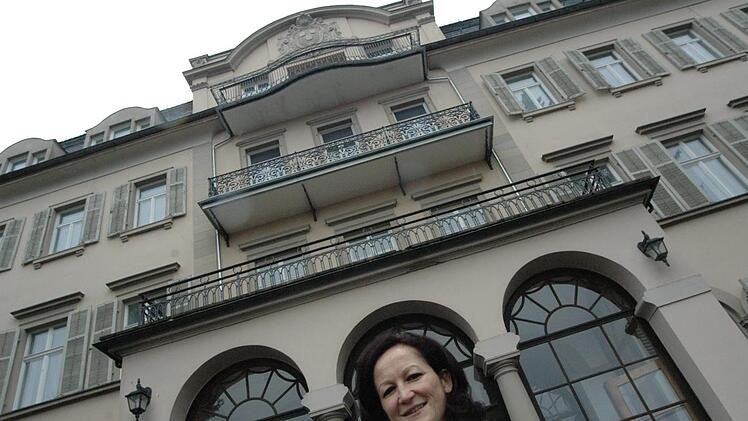 Anne Chezeaux vor dem F&uuml;rstenhof, das Bild selbst ist zwar bereits ein paar Jahre alt, das Projekt der F&uuml;rstenhof SA, das ehemalige Diabetes-Reha-Zentrum zu einem Luxus-Hotel-Resort zu machen nach Angaben von Anne Chezeaux aber nach wie vor aktuell. Foto: Siegfried Farkas