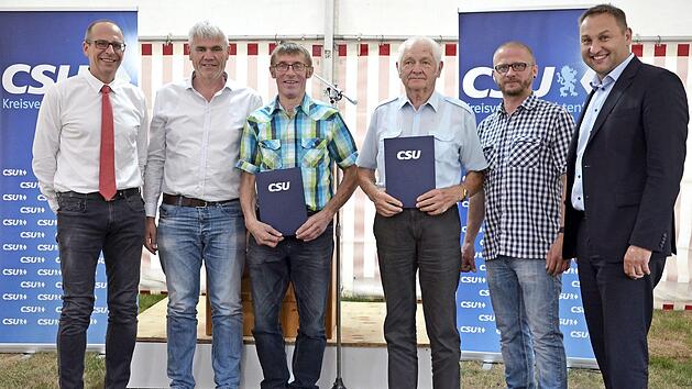 Die Geehrten Josef Dirauf und Wolfgang Elflein mit Christian Mei&szlig;ner, Bernhard Storath, Markus Knipper und J&uuml;rgen Baumg&auml;rtner  Foto: Drossel