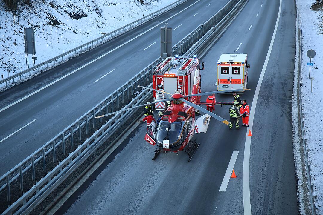 Schwerer Unfall auf A93 bei Hof: Audi fährt auf Opel auf