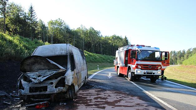 Auf der A3 brannte ein Kleintransporter komplett aus und auch die B&ouml;schung fing Feuer. Foto: NEWS5/Oswald