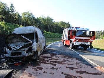 Auf der A3 brannte ein Kleintransporter komplett aus und auch die Böschung fing Feuer. Foto: NEWS5/Oswald