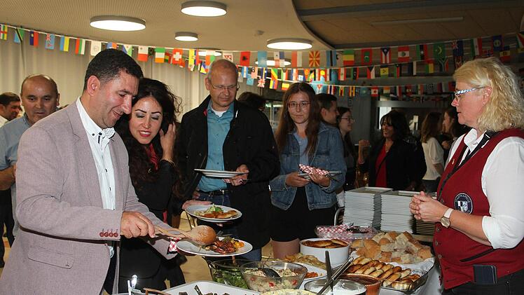 Beim Festabend im beruflichen Schulzentrum stand V&ouml;lkerverst&auml;ndigung auf dem Programm: Beim internationalen Spezialit&auml;tenb&uuml;ffet, bei dem die Mitglieder der t&uuml;rkischen Gemeinde mitgeholfen hatten, wurde der Austausch gepflegt.Sonny Adam