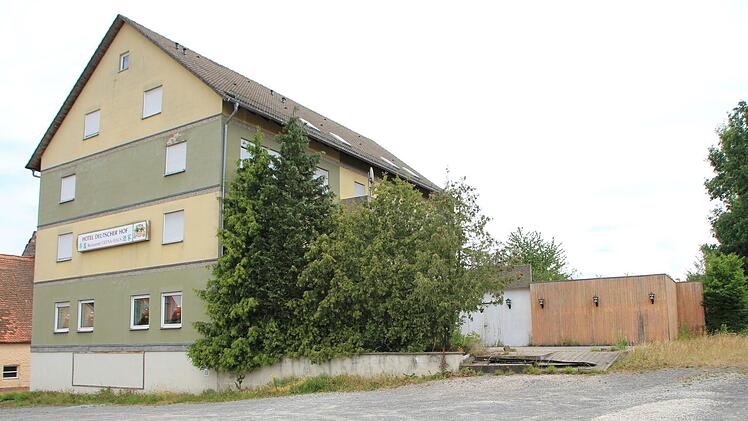 In den nächsten Wochen wird dieses Anwesen aus dem Ortsbild von Etzelskirchen verschwinden.  Foto: Andreas Dorsch
