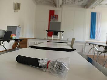 Tische und Stühle für die konstituierende Sitzung in der Alten Aula stehen schon, der Wahltisch für die geheime Abstimmung (im Hintergrund) und die Wahlurne ebenso. Auch das Mikrofon für Redebeiträge der Stadträte ist einsatzbereit. Heike Beudert