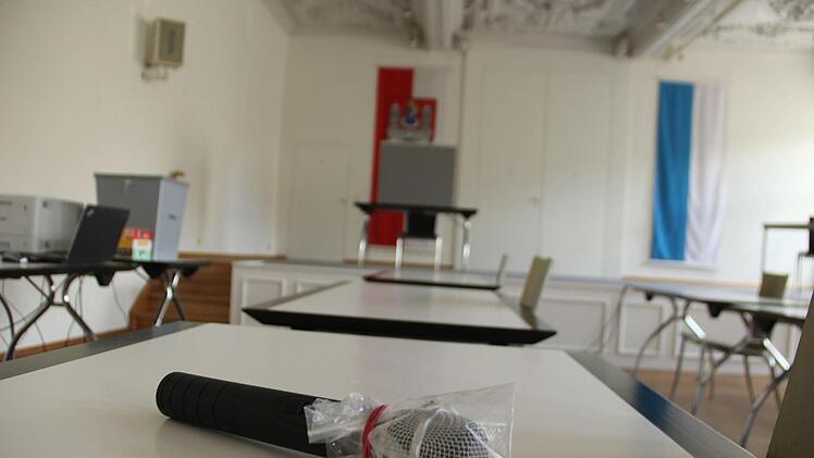 Tische und Stühle für die konstituierende Sitzung in der Alten Aula stehen schon, der Wahltisch für die geheime Abstimmung (im Hintergrund) und die Wahlurne ebenso. Auch das Mikrofon für Redebeiträge der Stadträte ist einsatzbereit. Heike Beudert