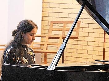 Alexandra Selimi ist eine der Meisterpianistinnen.