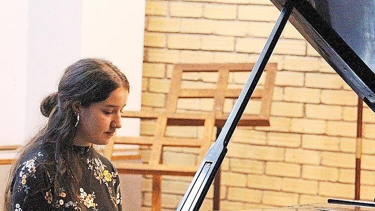 Alexandra Selimi ist eine der Meisterpianistinnen.