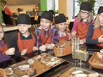 Ran an die frischen Zutaten: Die ersten Teilnehmer der Juniorakademie hatten viel Spaß bei ihrem gemeinsamen Küchen-Projekt. Fotos: Sonja Adam