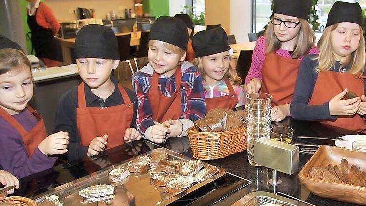 Ran an die frischen Zutaten: Die ersten Teilnehmer der Juniorakademie hatten viel Spaß bei ihrem gemeinsamen Küchen-Projekt. Fotos: Sonja Adam