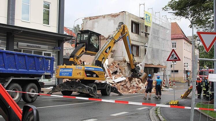 Am Montagmittag ist es in der Egerstrasse in Wunsiedel zu einem schweren Zwischenfall gekommen. Bei Abbrucharbeiten stürzte ein Gebäude unkontrolliert ein und begrub unter anderem ein Auto unter sich. Die Feuerwehr befürchtete anfangs, dass sich noch eine Person unter den Trümmern befinden könnte. Diese Annahme bestätigte sich glücklicherweise nicht. Foto: News5 / Fricke