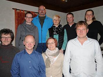 Die neue Vorstandschaft des OGV Unfinden (vorne von links): Beisitzer Walter Kirchner, Zweiter Vorsitzender Frank Fischer, Schriftführerin Andrea Feuerlein, Erster Vorsitzender Frank Bayer sowie (hinten von links) Beisitzerin Ute Machwart, Kassier Ingo Wohlgemuth, Beisitzerin Anke Ankenbrand, Beisitzer Uwe Schloßnagel, Beisitzerin Sabrina Welsch Foto: Gerold Snater