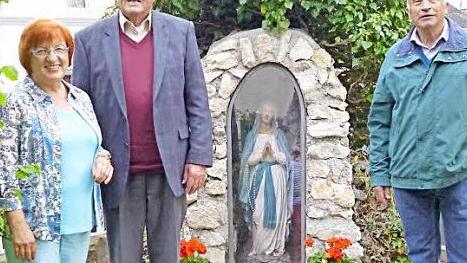 Die Grotte mit der Lourdes-Madonna im Hof des Kindergartens in Stettfeld wurde erneuert. Darüber freuen sich (von links): Maria Löhlein sowie Franz Schamberger und Willibald Viering.  Foto: Christian Ziegler