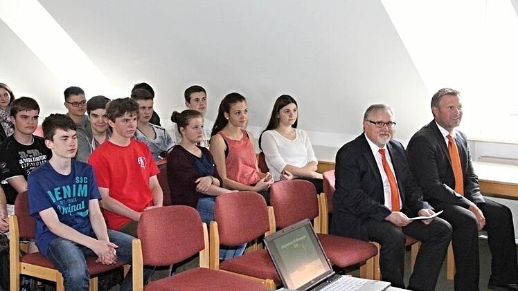 Im Saal der Raiffeisen-Volksbank Ebern kamen die Schüler zur Siegerehrung zusammen. Foto: Helmut Will