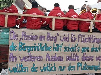 Beim Kirchweihumzug wurde natürlich auch das Thema Flüchtlingsunterbringung aufgegriffen - mit Seitenhieb auf eine Bürgerinitiative.  Fotos: Sonja Werner