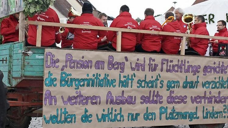 Beim Kirchweihumzug wurde natürlich auch das Thema Flüchtlingsunterbringung aufgegriffen - mit Seitenhieb auf eine Bürgerinitiative.  Fotos: Sonja Werner