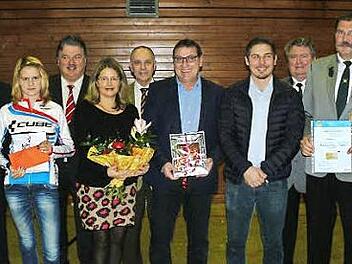 Geehrt wurden beim Neujahrsempfang des Marktes Grafengehaig Stefanie Pfaffenberger, die Unternehmerfamilie Krumpholz und Egon Barth. Unser Bild zeigt (von links) Grafengehaigs Bürgermeister Werner Burger, Stefanie Pfaffenberger, Landrat Klaus Peter Söllner, Elke Krumpholz, Marktleugasts Bürgermeister und VG-Vorsitzender Franz Uome, Claus Krumpholz senior und junior sowie Schützen-Vorsitzenden Manfred Huhs und Egon Barth. Foto: Klaus-Peter Wulf