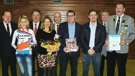 Geehrt wurden beim Neujahrsempfang des Marktes Grafengehaig Stefanie Pfaffenberger, die Unternehmerfamilie Krumpholz und Egon Barth. Unser Bild zeigt (von links) Grafengehaigs Bürgermeister Werner Burger, Stefanie Pfaffenberger, Landrat Klaus Peter Söllner, Elke Krumpholz, Marktleugasts Bürgermeister und VG-Vorsitzender Franz Uome, Claus Krumpholz senior und junior sowie Schützen-Vorsitzenden Manfred Huhs und Egon Barth. Foto: Klaus-Peter Wulf