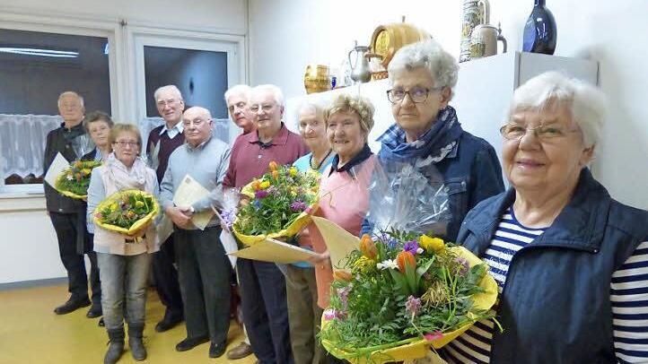 Die geehrten Sängerinnen und Sänger des Liederkranzes, im Vordergrund rechts Theresia Amon Foto: Pauline Lindner